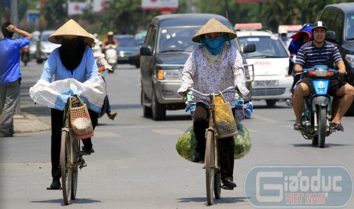 Giữa cái nắng gay gắt, những người phụ nữ nghèo làm nghề đồng nát cùng chiếc xe đạp cút kít đi khắp mọi ngõ ngách của thủ đô để nhặt nhạnh từng đồng